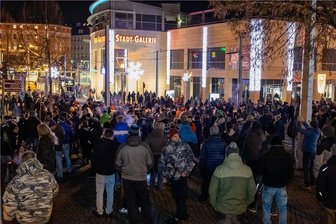 Coronademo in Plauen: Kreisrat übt scharfe Kritik an der AfD - Etwa 1000 Menschen demonstrierten am Wochenende in Plauen gegen die Coronapolitik.