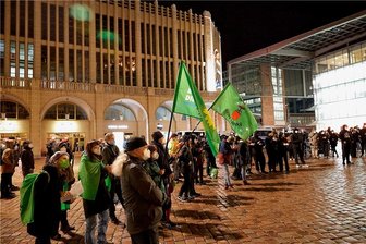 Coronademos in Sachsen stoßen zunehmend auf Gegenprotest - Den Coronaprotestlern stellten sich vielerorts wie hier in Chemnitz Menschen entgegen. 