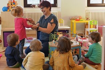 Coronafälle: Diese Freiberger Kitas bieten nur noch Notbetreuung an - In der Kita "Schlaumäuse" in Freiberg kümmert sich Erzieherin Silke Rost um die Kleinen in der Notbetreuung.