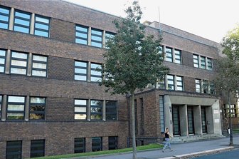 Coronafälle im Kreis Zwickau: Jede vierte Schule ist betroffen - An der Zwickauer Pestalozzi-Oberschule wurde eine ganze Schulklasse in Quarantäne geschickt.