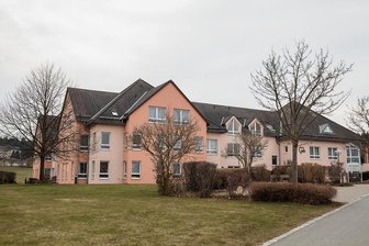 Pflegeheime sind während der Corona-Pandemie für externe Gäste geschlossen. Damit die Bewohner dennoch ihre Angehörigen sehen können, will man in einigen Einrichtungen demnächst aufelektronische Medien zurückgreifen, um mit deren Hilfe Videokonferenzen abzuhalten.