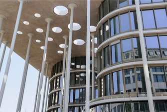Coronahilfen in Sachsen: In 327 Fällen Verdacht auf Betrug - Der Neubau der Sächsischen Aufbaubank in Leipzig. 