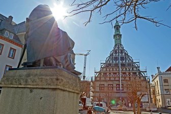 Lichtblick: Die Fassade des Zwickauer Gewandhaus ist von der Plane befreit.