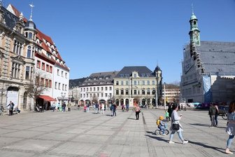 Coronakrise: Das ist die Lage im Landkreis Zwickau am Montag - Schlangestehen für ein Eis auf dem Zwickauer Hauptmarkt am Sonntag.