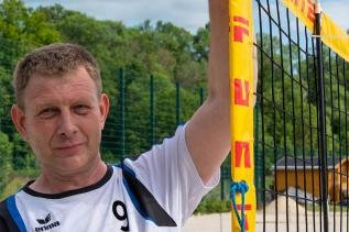 Coronakrise hinterlässt bei BSC Motor Rochlitz tiefe Spuren - Wegen Corona mussten im März 2020 auch die Rochlitzer Sportstätten gesperrt werden. Ende Mai konnten die Volleyballer des BSC Motor Rochlitz - im Bild René Eckhardt - ihre Netze erstmals wieder aufbauen.