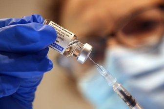 Coronakrise: Mehr Mittelsachsen betroffen als vor einem Jahr - Eine Arzthelferin zieht in einer Praxis eine Spritze mit dem Corona-Impfstoff Janssen von Johnson & Johnson gegen das Corona-Virus auf.