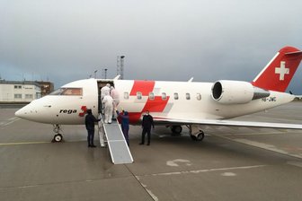 Coronakrise: Patienten aus Italien werden am Klinikum Chemnitz versorgt - Ein Flugzeug der Schweizerischen Rettungsflugwacht hat die beiden Patienten aus Norditalien am Sonntag nach Sachsen gebracht. Anschließend erfolgte der Weitertransport zum Klinikum Chemnitz.