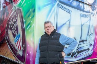 Coronakrise: Plauener Schausteller stehen mit dem Rücken zur Wand - Schausteller Peter Hickmann vor einem seiner Lkw auf seinem Grundstück in Plauen. Wegen der abgesagten Weihnachtsmärkte bangt er um seine Existenz.