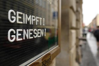            Ein Schild an einer Bar weist auf die 2G-Regel hin.