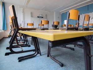 Coronakrise: Schulen und Kitas werden geschlossen - So wie hier am Freitagmittag in der Tellkampfschule in Hannover werden in Deutschland voraussichtlich die meisten Schulen in den nächsten Wochen aussehen - wegen der Ausbreitung des Coronavirus fällt in fast allen Bundesländern ab Montag der Unterricht aus.