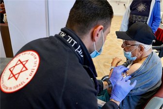 Coronapandemie: Braucht es bald die vierte Impfung? - In einem Pflegeheim in Israel bekommen Bewohner bereits die vierte Spritze gegen Covid-19. 