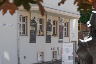 Coronapause für Restaurierung genutzt - Die ehemalige Wohnung des Carlfriedrich Claus, die sich mit im Gebäude des Kinos Gloria-Palast befindet, beherbergt heute den Studienraum. Dafür sind regelmäßig auch Restaurierungsarbeiten notwendig.