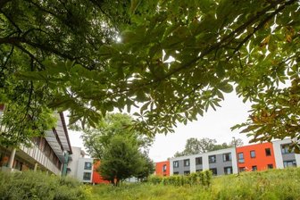 Coronaprämie sorgt erneut für Frust - Die Psychiatrische Klinik in Plauen mit dem bisherigen Bereich links und dem Anbau: Die Mitarbeiter gehen bei der Coronaprämie leer aus. Beschäftigte empfinden das als Demütigung, die Helios-Geschäftsführung in Plauen äußert Bedauern über die starre Vorgabe. Die Gewerkschaft Verdi meint: Man hätte Lösungen finden können.