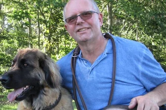 Coronaregeln treffen auch Vierbeiner - Udo Nestler, Vorsitzender des Geringswalder Hundesportvereins, hier mit Hundedame Wicki, hofft unter anderem auf einen Wiederaufbau der Welpengruppe. 