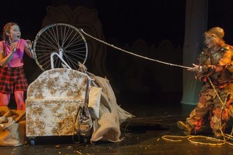 Coronaregeln zwingen Theater zu schmerzhaften Einschnitten - Das Märchen "Rumpelstilzchen" ist zwischen 1. Advent und 1. Weihnachtsfeiertag insgesamt 24-mal im Gewandhaus zu erleben. Im Bild Sabrina Pankrath (Müllerstochter) und Julia Hell (Rumpelstilzchen).