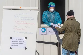 Coronatest: Nachfrage sinkt wegen Kostenpflicht - Felix Henschel hatte am Freitagvormittag nur wenig zu tun am Marienberger Testzentrum.