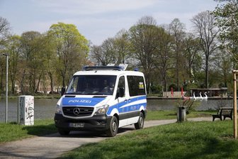 Am Schloßteich kontrollierte die Polizei am Wochenende auf mögliche Verstöße gegen die Corona-Regeln. Trotz schönem Wetters waren dort aber nur wenig Menschen unterwegs.