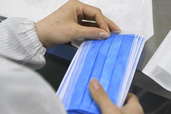 Coronavirus: Die Lage in Chemnitz am Freitag - Ein Mitarbeiter verpackt Mundschutz-Masken.