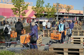 Coronavirus: Die Lage in Chemnitz am Montag - Lange Schlangen vor dem Hornbach-Baumarkt in Chemnitz.