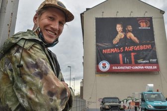 Coronavirus: Die Lage in Chemnitz am Wochenende - Malte Ziegenhagen vor der Mut machenden Botschaft an der Augustusburger Straße.