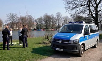Kontrolle am Schloßteich Ende März. Hier sprach der Stadtordnungsdienst Ermahnungen gegen Personen aus, die es sich auf der Decke gemütlich machen wollten.