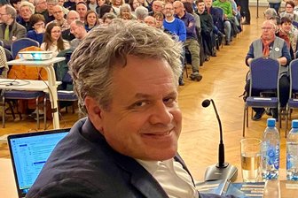 Correctiv-Reporter kommt zu einer Lesung nach Plauen - Correctiv-Reporter Marcus Bensmann bei einer Lesung in Freiberg. Jetzt kommt er nach Plauen.