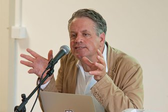 Correctiv-Reporter Marcus Bensmann: Mit einer Aussage kritisiert er in Plauen auch die sächsische CDU - Investigativ-Reporter Marcus Bensmann gab bei Colorido Einblicke in seine Arbeit.