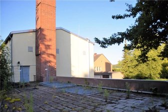 Coschütz: Abbruch ehemaligen Heizhauses besiegelt - Blick über das Dach des Heizhauses in Richtung Turnhalle.