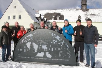 Coschütz platziert erstmals einen eigenen Lichterbogen vors Kulturhaus - Vertreter von Coschützer Vereinen und der Ortschaftsrat freuen sich, dass es ihnen gelang, einen eigenen Lichterbogen anzuschaffen.
