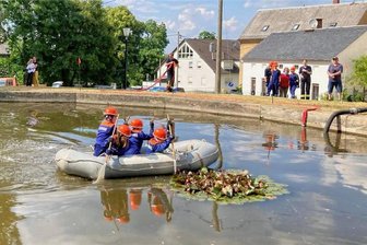 Coschützer Feuerwehrteam holt sich den Titel „Vogtländischer Oberspritzer 2023“ - Das Team der Jugendfeuerwehr des Elsterberger Oberlandes paddelt über den Kleingeraer Feuerlöschteich.
