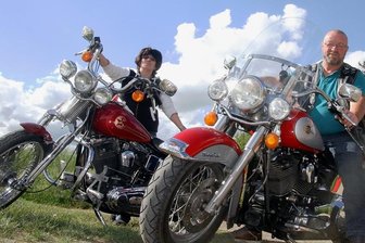 Coschützer Harley-Fans gründen eigenen Verein - Gerhild Lorenz und Uwe Wohlfahrth (rechts) sind zwei der Coschützer Motorradfreunde, die sich den in den USA hergestellten Bikes der Marke Harley Davidson verschrieben haben. 
