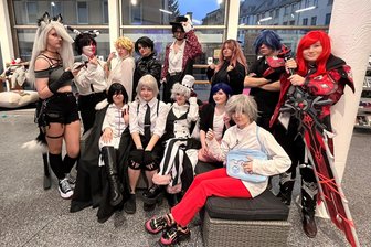 Cosplay-Treffen in Reichenbach wird zur bunten Kostüm-Spielwiese - Einnerungsfoto im City-Treff. In so vielfältige Charaktere schlüpften die Cosplayer in Reichenbach.