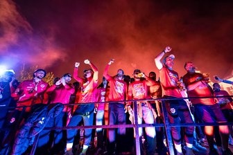 Cottbus erfüllt Mission - Hansa enttäuscht - Aue mit Ansage - Die Mannschaft des FC Energie Cottbus feiert nach ihrer Rückkehr vom letzten Saisonspiel auf dem Cottbuser Altmarkt.
