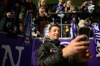 Cottbus vor Matchball - Rostock hofft - Aue wartet - Ein letztes Foto als Aue-Spieler? Torwart Martin Männel macht nach dem letzten Heimspiel in der 3. Liga Selfies für die Fans.