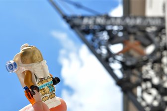Countdown für neuen Studiengang an Uni: Wann fliegt der erste Freiberger auf den Mond? - Weltraumforschung: Die TU Bergakademie Freiberg, im Hintergrund das Eingangsportal des Hauptgebäudes an der Akademiestraße, bietet ein neues Studium an. Der Mini-Astronaut auf dem Foto ist schon gespannt.