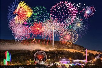 Countdown fürs Kät-Feuerwerk: Tipps zu Plätzen mit Ausblick - Das Kät-Feuerwerk – hier ein Archivbild – zieht Tausende in seinen Bann. Gemeinsames Schauen ist auch in Orten ringsherum angesagt.