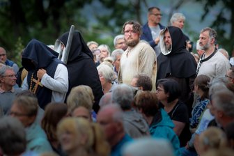 Countdown in Hartenstein: Riesenansturm auf Karten für Prinzenraub-Spektakel erwartet - Prinzenräuber Kunz von Kaufungen (Elias Heyn) wird zur Hinrichtung geführt. Szene aus der Prinzenraub-Aufführung 2025 in der Schlossruine Hartenstein. Im Juli folgt die Neuauflage.