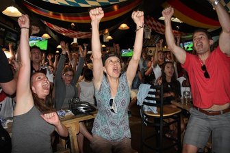 Im urigen Brauhaus "Prost" in Denver werden heute vor allem dem deutschen Team die Daumen gedrückt.  