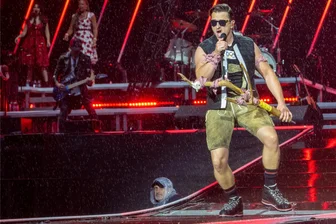 Countdown zum Vorverkauf für Andreas Gabalier 2025 in Schwarzenberg: Diesen Termin sollten Fans nicht verpassen - Füllt die Arenen bei jedem Wetter: Andreas Gabalier gibt bei strömendem Regen ein Konzert im Olympiastadion.