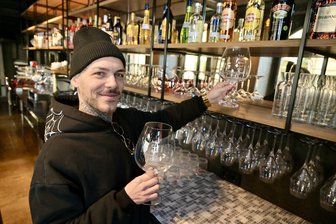 Countdown zur Eröffnung läuft: Barkeeper für Weinbar in Zwickau überrascht mit „Calice“-Cocktail - Andrea Pisano ist als Barkeeper fürs „Calice“ aus Italien nach Zwickau gekommen. Und hat gleich mal einen Hauscocktail kreiert.
