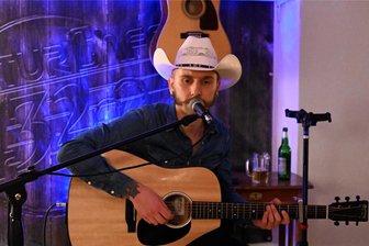 Countrymusiker aus dem Erzgebirge zeigt auch seine härtere Seite - K. Jones aus Ansprung gehört zu den Stammkünstlern des Zschopauer Kulturcafés „432 Herz“. Er begeisterte am Freitagabend fast drei Stunden lang publikumsnah mit klassischem Country, Bluegrass, Hillbilly und Rock’n‘Roll.