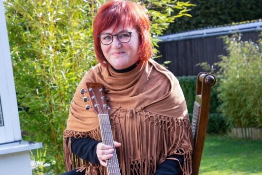 Countrysängerin Gudrun Lange: "So lange die Leute mich hören wollen" - Gudrun Lange, wie ihre Fans sie kennen: im Garten ihres Hauses in Augustusburg. 