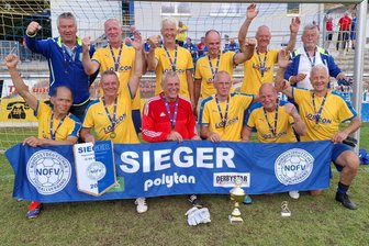 Coup geglückt: Ü-60-Kicker aus Neuhausen sind Nordostdeutscher Meister - So sehen Sieger aus: die Ü-60-Kicker des FV Neuhausen/Cämmerswalde sind Nordostdeutscher Meister.