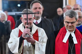 Coventry Nagelkreuz in der Chemnitzer Jakobikirche geweiht - Dean John Witcombe, Domprobst der Kathedrale von Coventry, weiht das Chemnitzer Nagelkreuz.