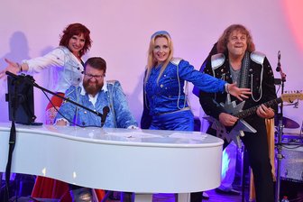 Coverband begeistert rund 700 Abba-Fans in Lichtenwalde - „Waterloo - The Abba Show - mit 4 Swedes“ war am Sonnabend im Barockgarten Lichtenwalde zu erleben.