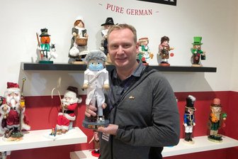 Covid-19-Fighter: Nussknacker aus dem Erzgebirge ist Verkaufsschlager in den USA - Rico Paul, Geschäftsführer der Steinbach Volkskunst GmbH, präsentiert seinen "Covid-19-Fighter". Der Name klingt martialisch. Doch dahinter verberge sich die traditionelle Bestimmung eines Nussknackers.