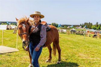 Cowboy Fieber zu Pfingsten in der Westernstadt Geyer: Sheriff macht kurzen Prozess im Erzgebirge - Tiffany Rehnert ist in der Westernstadt für die Reitshows verantwortlich. Sie liebt das Westernreiten.