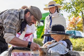 Cowboys, Konfetti und Zugfahrt: Das ist Ostern im Erzgebirge los - Das Siedlercamp in Geyer lädt unter anderem zum Goldwaschen ein.