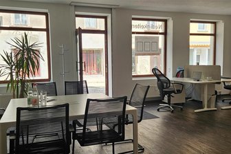 Coworking-Space in Burgstädt: Büro der Zukunft eröffnet - Blick auf den Coworking-Space in Burgstädt. Das Büro hat vier Arbeitsplätze, wo Freiberufler, Angestellte und Interessierte zusammenarbeiten können. Manja Eisfeld von der Agentur Maikirschen und IT-Experte Thomas Günther sind die ersten Mieter.