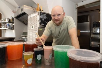 Crêperie-Betreiber im Erzgebirge bringt Bubble Tea ins Stadtzentrum - Sebastian Seidel betreibt die „Crêperie Max“ in Annaberg. Seit Kurzem bietet er dort auch Bubble Tea an.